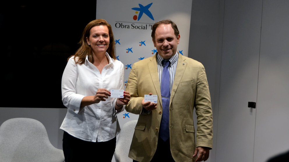 Ana Díez Fontana, directora territorial de CaixaBank en Navarra, y Mikel Martínez Monreal, vicepresidente de Cruz Roja en Navarra..