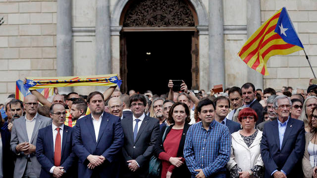 El presidente de la Generalitat, Carles Puigdemont, y la alcaldesa de Barcelona, Ada Colau, encabeza una concentración contra la actuación policial en el referéndum ilegal EFE