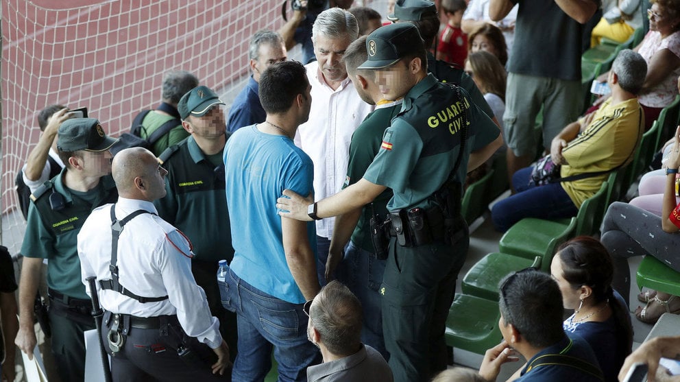 Agentes de la Guardia Civil retiran varias pancartas ofensivas contra el central calatán Gerard Piqué durante el entrenamiento de la selección española en Las Rozas EFE