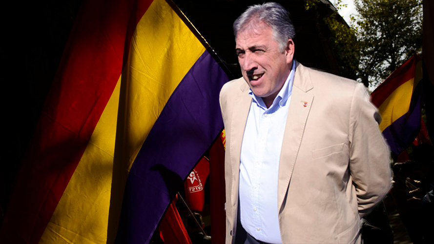 Joseba Asirón sobre una bandera de la República. PABLO LASAOSA