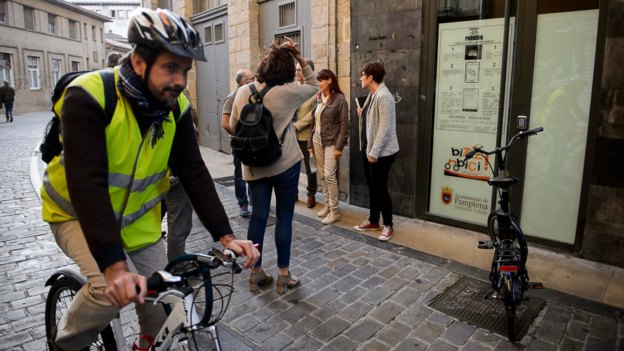 Asirón, Cuenca y la Comisión de Urbanismo de Pamplona visitan el aparcamiento de bicis en Descalzos. PABLO LASAOSA (11)
