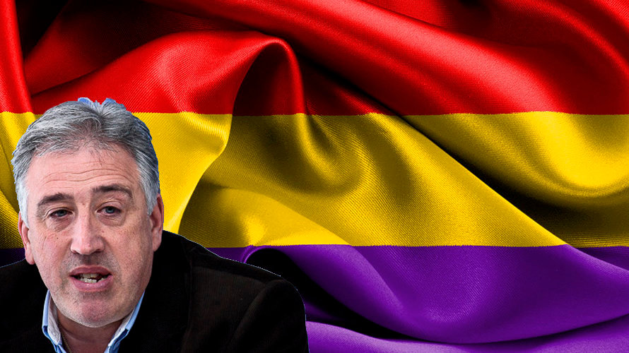 El alcalde Joseba Asirón y una bandera republicana