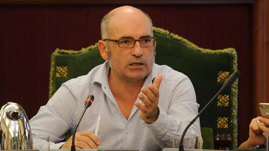 El concejal de Bildu Joxe Abaurrea en un Pleno del Ayuntamiento de Pamplona. MIGUEL ÓSES (2)