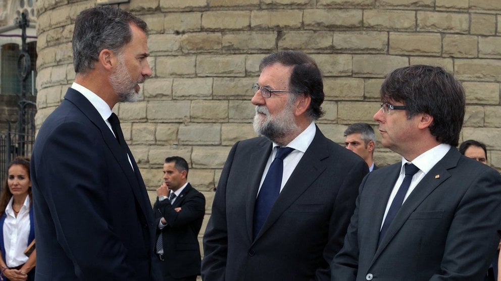 El rey Felipe conversa en Barcelona junto a Mariano Rajoy y Carles Puigdemont. EFE