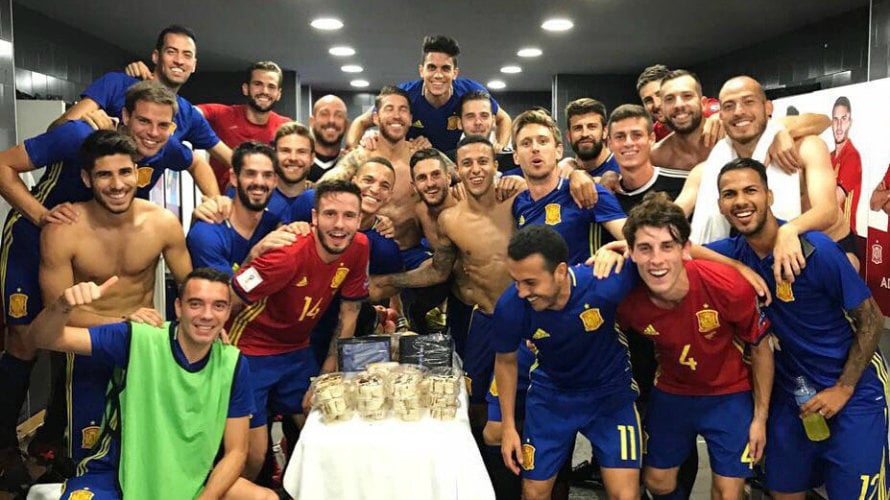 La selección española celebra su clasificación para el Mundial de Rusia. Twitter Sefutbol.
