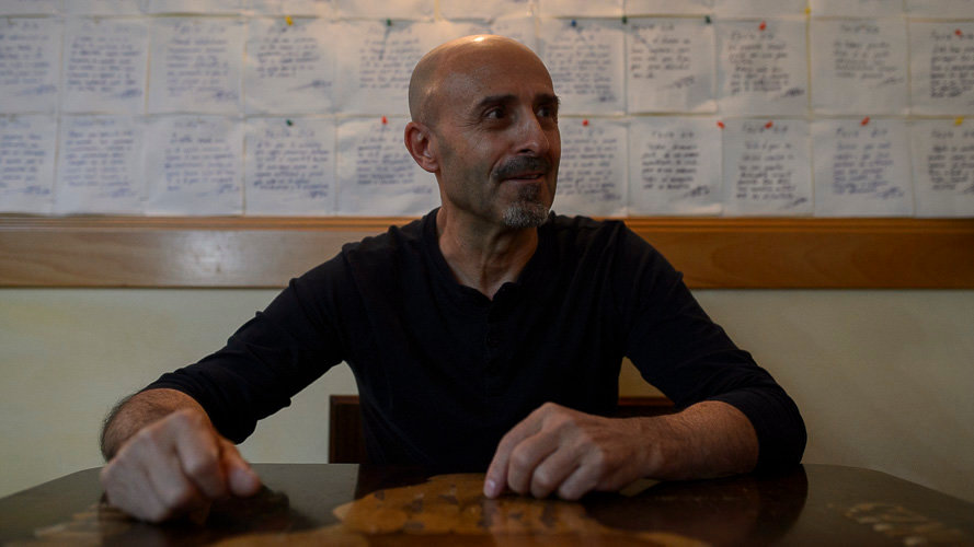 Neme Martín García, propietario del bar Londres en Pamplona, comparte con sus clientes sus reflexiones literarias. PABLO LASAOSA (1)