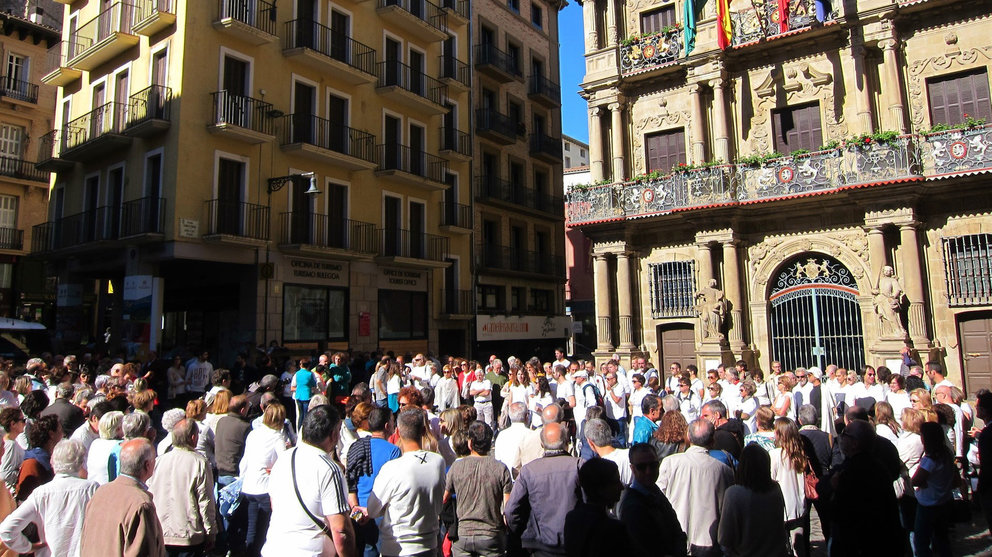 Una concentración pide el diálogo en Cataluña en Pamplona EUROPA PRESS