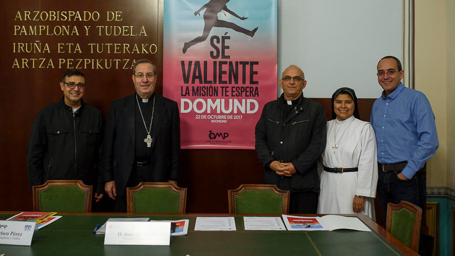 El arzobispo de Pamplona y Tudela, Francisco Pérez, presenta la convocatoria del DOMUND, la cuestación en favor de las misiones que se celebrará el 22 de octubre. PABLO LASAOSA 02