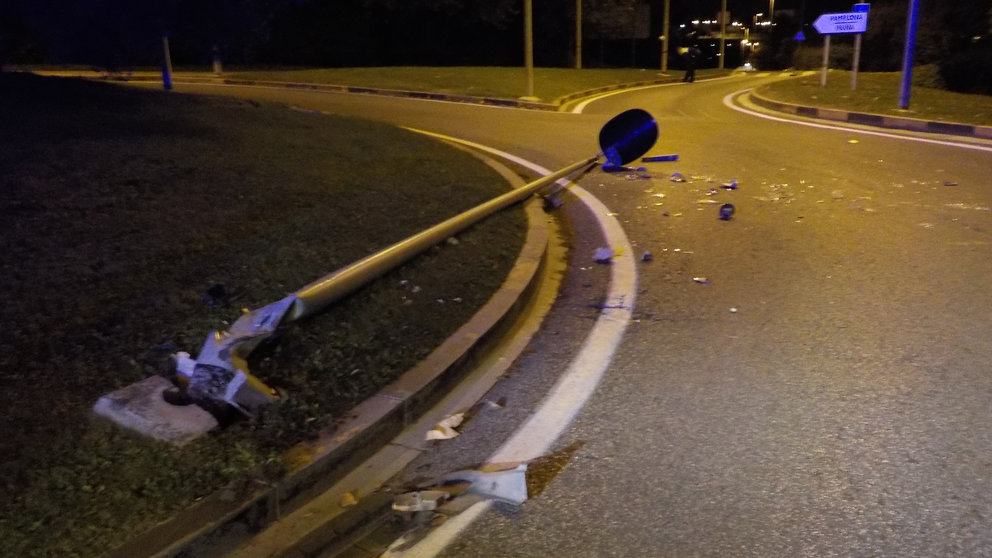 El accidente de Mendillorri, donde un conductor se ha estrellado contra una farola y se ha dado a la fuga