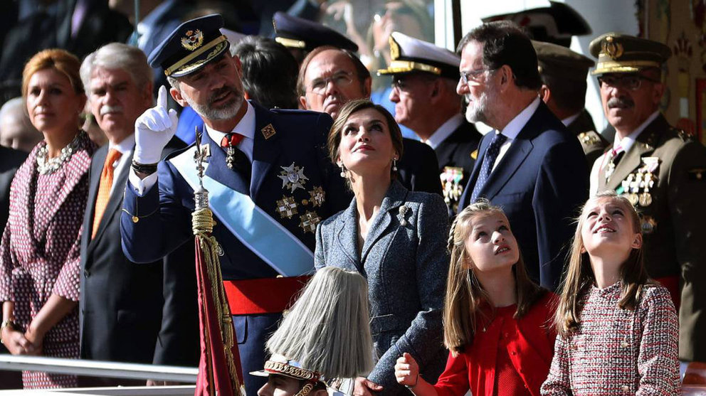 El Rey Felipe VI, la reina Letizia, las infantas Leonor y Sofía durante el desfile militar del Día de la Hispanidad EFE