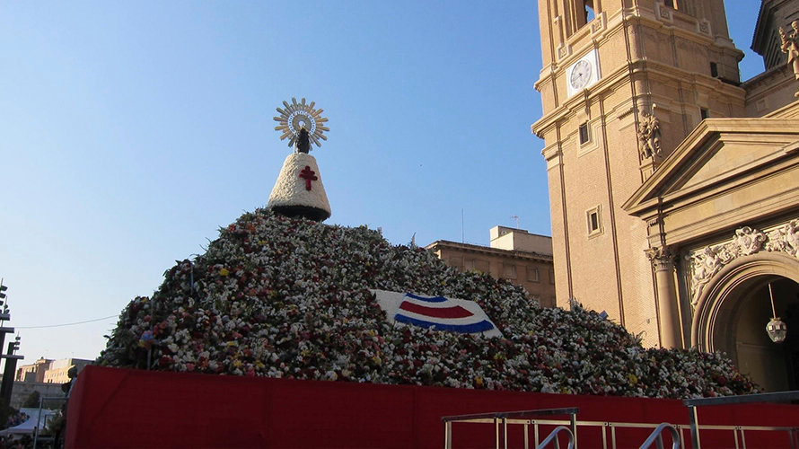 La Virgen del Pilar junto a las 5 toneladas de flores que le han sido depositadas