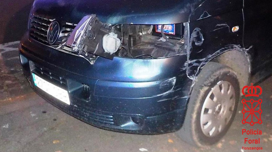 Detalle del vehículo perjudicado en un choque entre dos turismos en Elizondo.