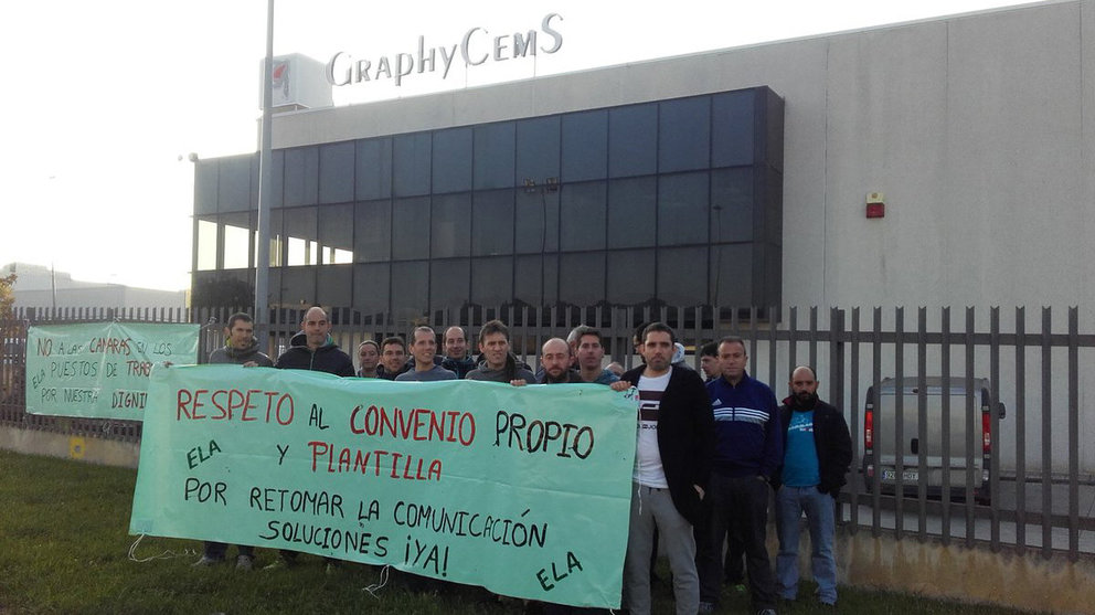 Los trabajadores de Gráficas Cems, en Villatuerta, durante una de las jornadas de huelga Foto Twitter juanlarraya