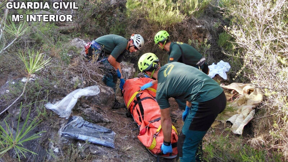 Rescate de uno de los cuerpos por miembros de la Guardia Civil tras el accidente.