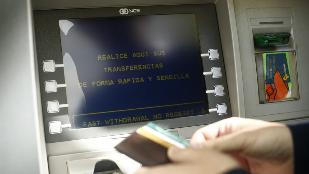 Un hombre saca dinero de un cajero electrónico. EUROPA PRESS