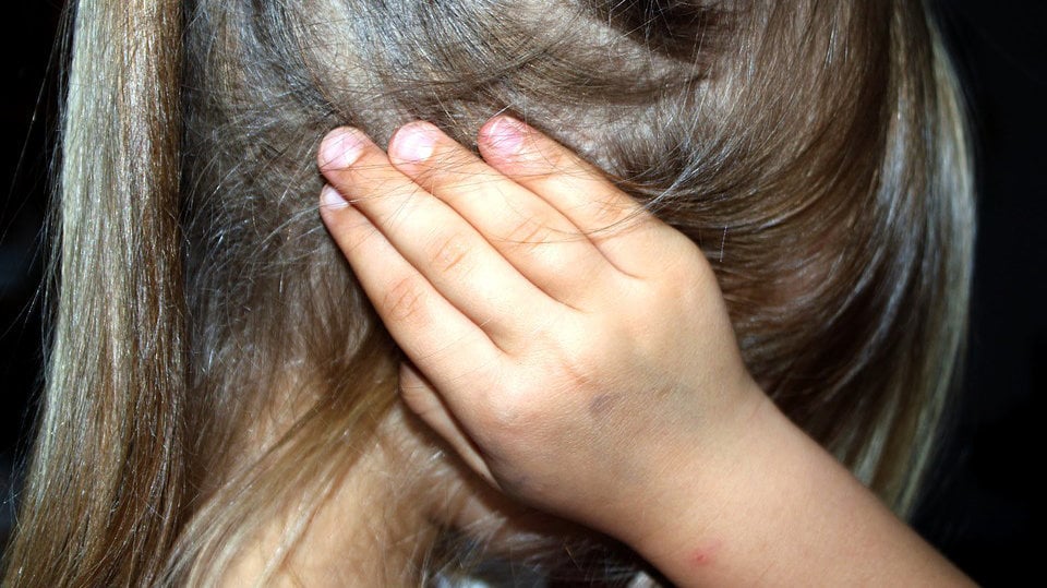 Una niña se tapa los oídos ARCHIVO