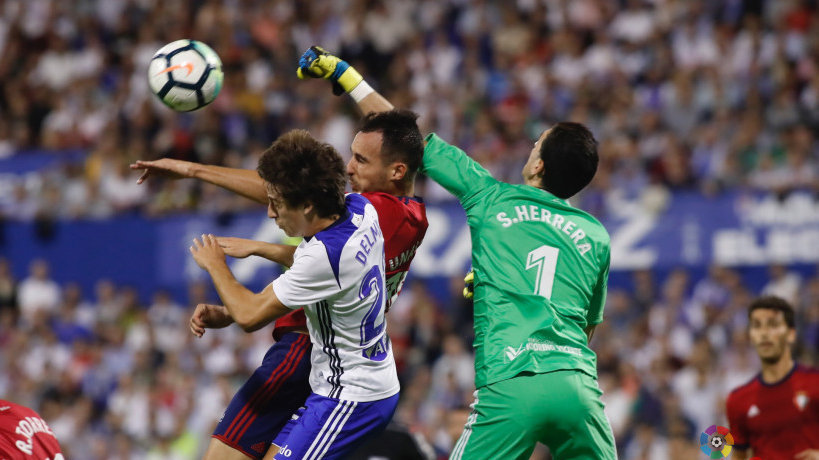 El portero de Osasuna Sergio Herrera durante el partido entre el Zaragoza y los rojillos en La Romareda LFP 2
