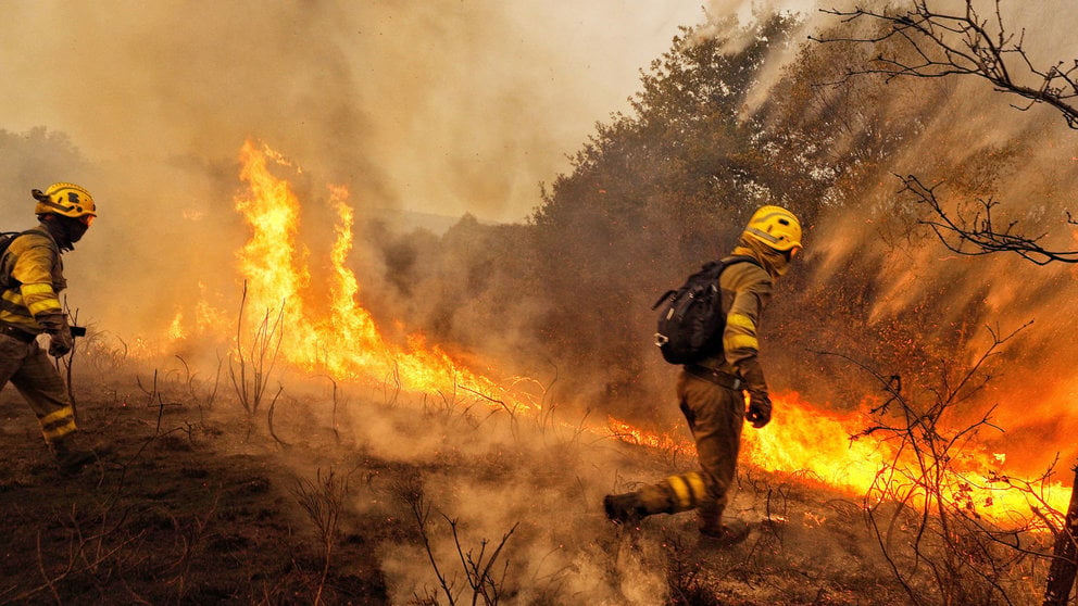 Un bombero trata de apagar las llamas en Galicia EFE