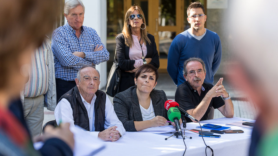 La Plataforma 'SOSSalvemosPioXII' expone sus criticas contra el Ayuntamiento de Pamplona por su organización de las reuniones sectoriales ante el Plan de Movilidad que afecta a la zona. IÑIGO ALZUGA (18)