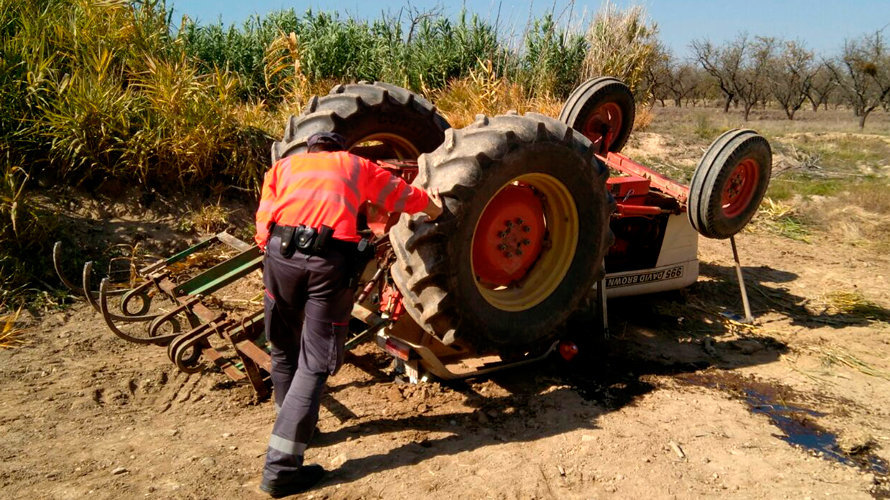 El tractor que ha volcado sobre la víctima mortal que ha quedado atrapada. POLICÍA FORAL