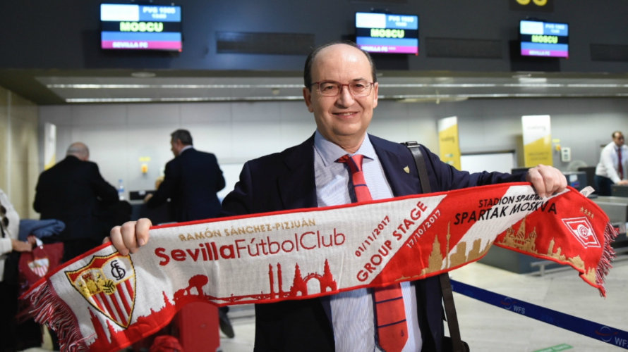 El presidente del Sevilla, José Castro, en el aeropuerto. Sevilla CF.
