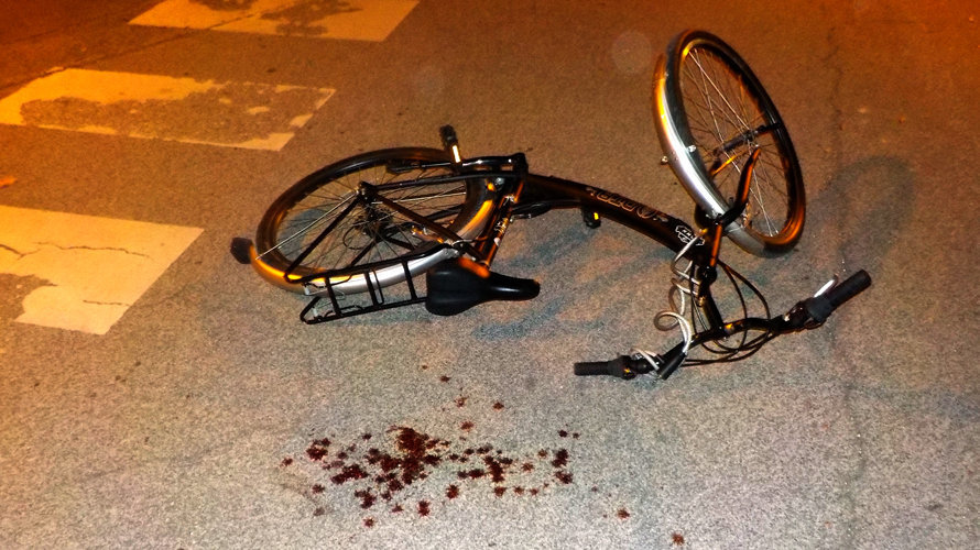 La bicicleta tendida en el suelo después de que su dueño se cayera en la carretera de la Universidad. POLICÍA MUNIPAL