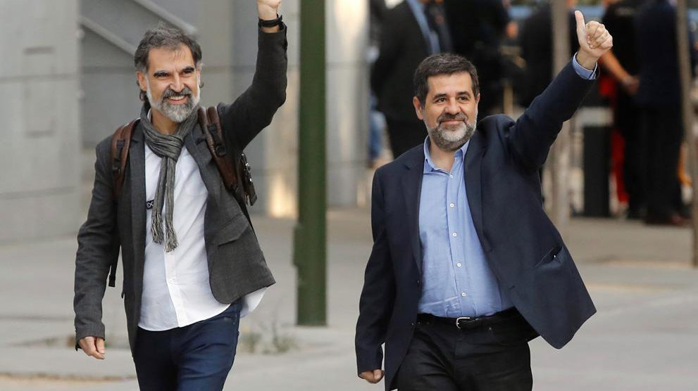 Los líderes soberanistas Jordi Sánchez y Jordi Cuixart. EFE JUAN CARLOS HIDALGO