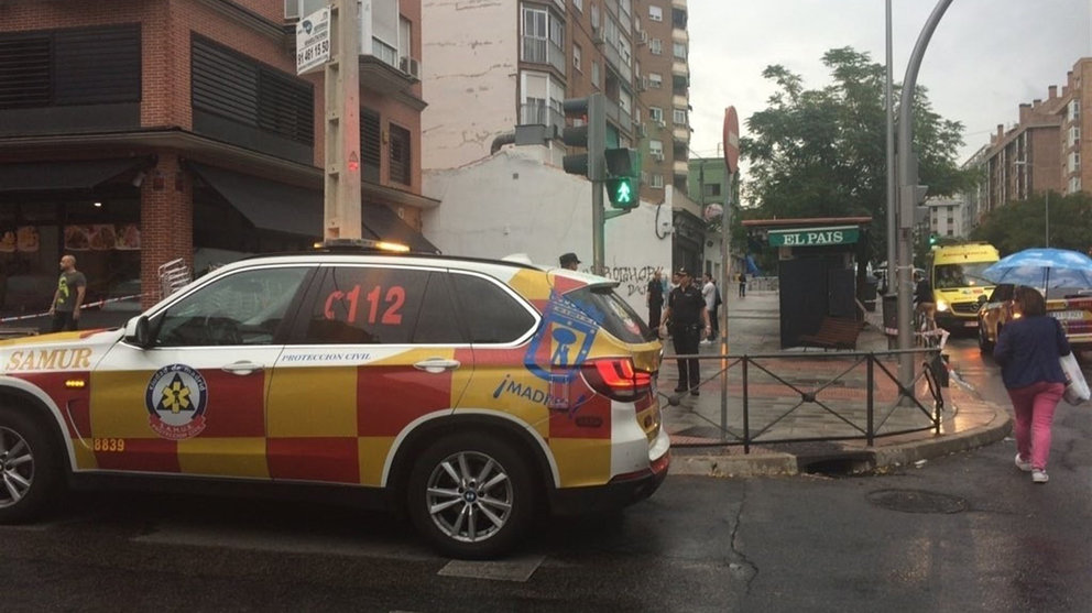 Un coche del Samur en la calle Marqués de Viana donde un joven ha sido disparado a bocajarro por otro hombre que se ha entregado en la comisaría EMERGENCIAS MADRID