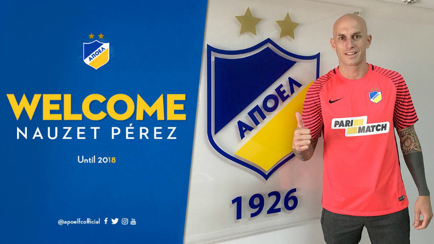 Nauzet Pérez junto al escudo de su nuevo club. Twitter Apoel.