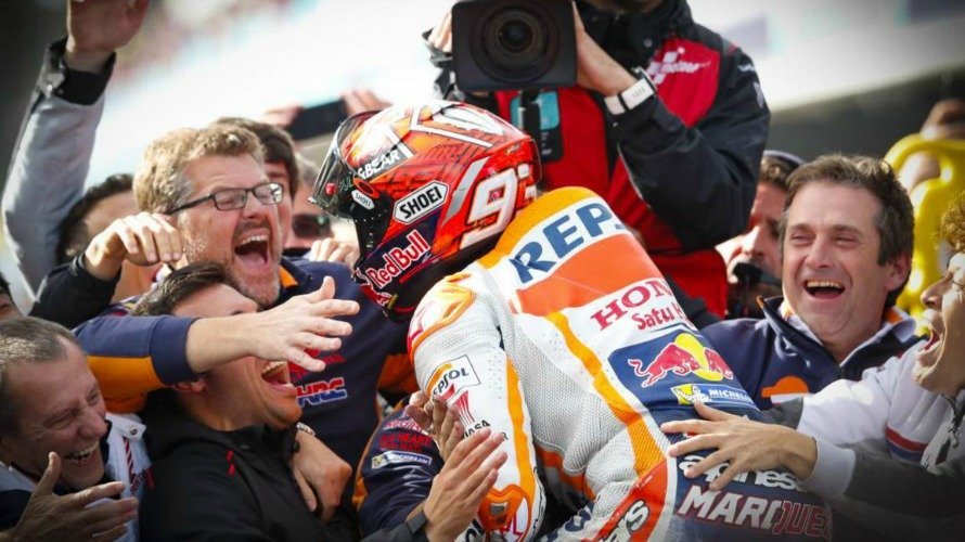 Márquez se lleva el abrazo de su equipo. Moto GP.