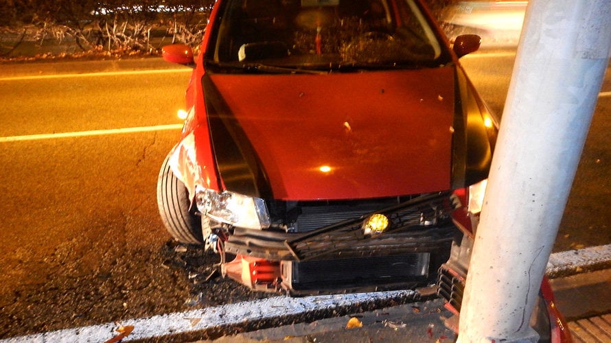 Estado en el que ha quedado el vehículo empotrado contra una farola en la avenida Aróstegui. POLICÍA MUNICIPAL