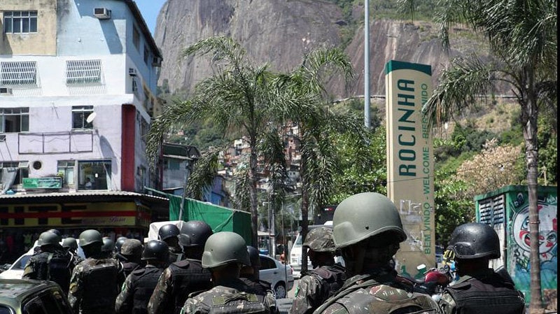 Militares brasileños en la favela Rochina, la mayor de Río de Jaineiro.