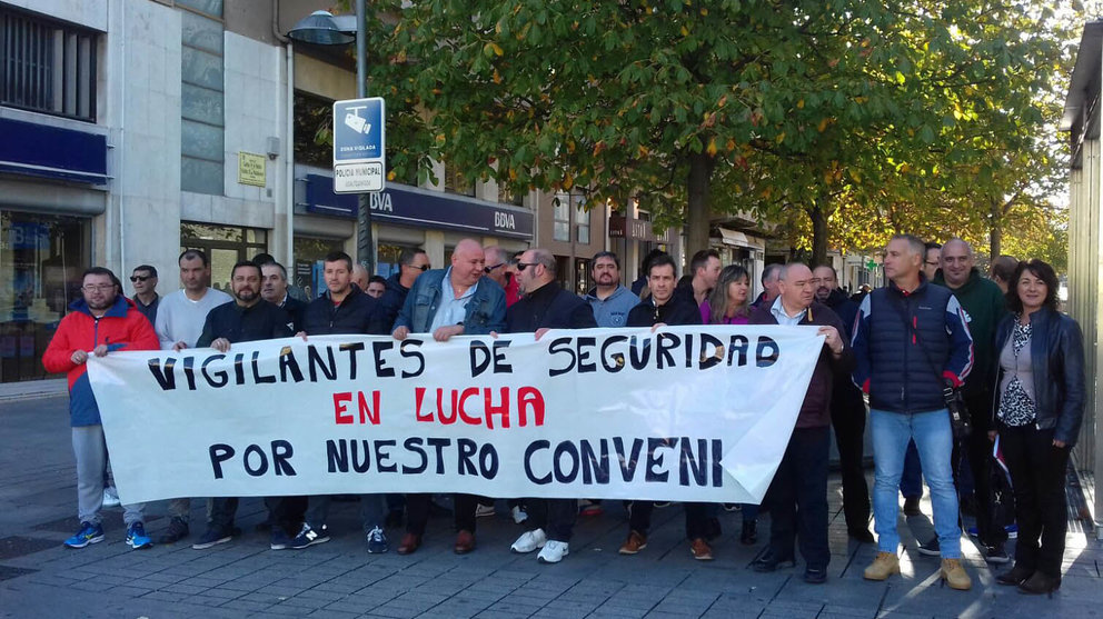 Decenas de vigilantes de seguridad privada de Navarra se han concentrado este martes en Pamplona en un acto convocado por CCOO, UGT y USO CEDIDA