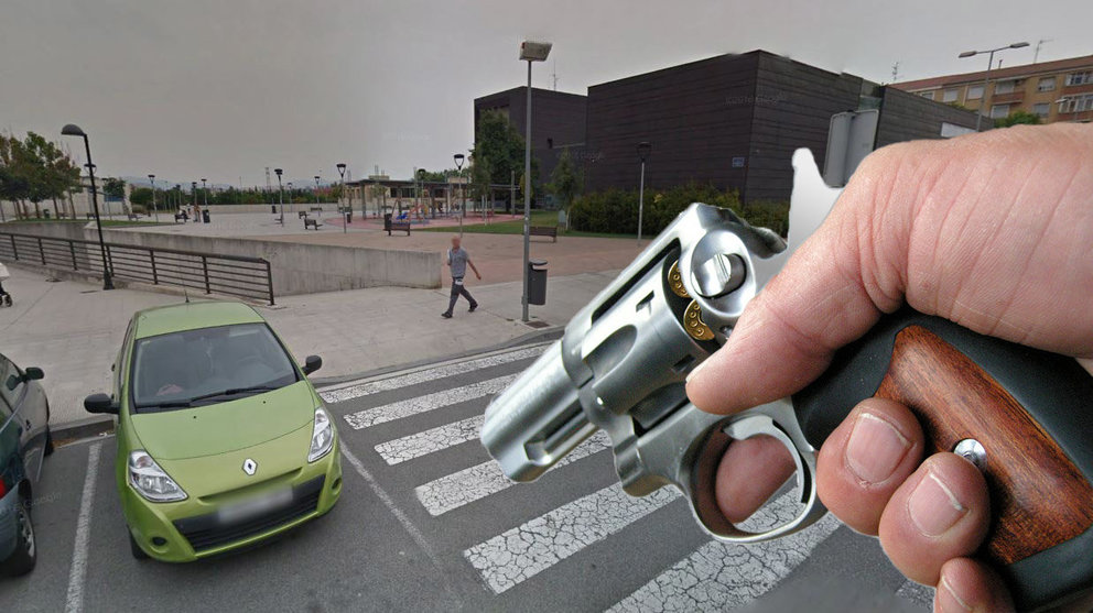 Imagen de un hombre portando un revólver con el fondo de una céntrica calle de Berriozar FOTOMONTAJE