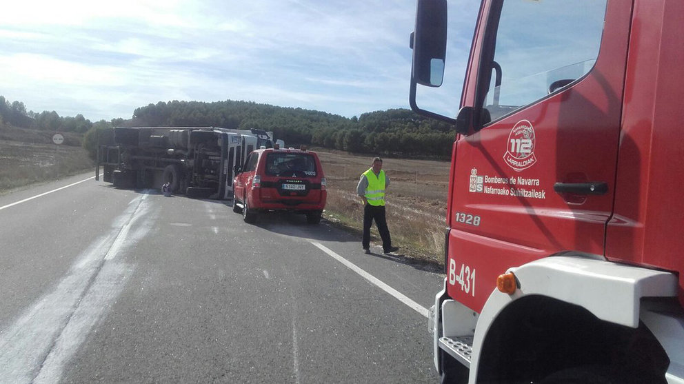 Camión volcado tras un accidente de tráfico en Larraga