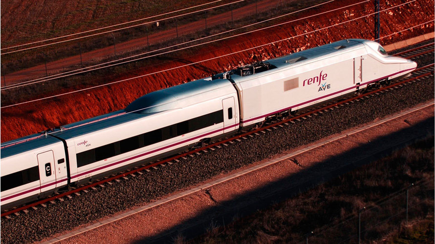 Un tren AVE de Renfe circula por las vías. RENFE
