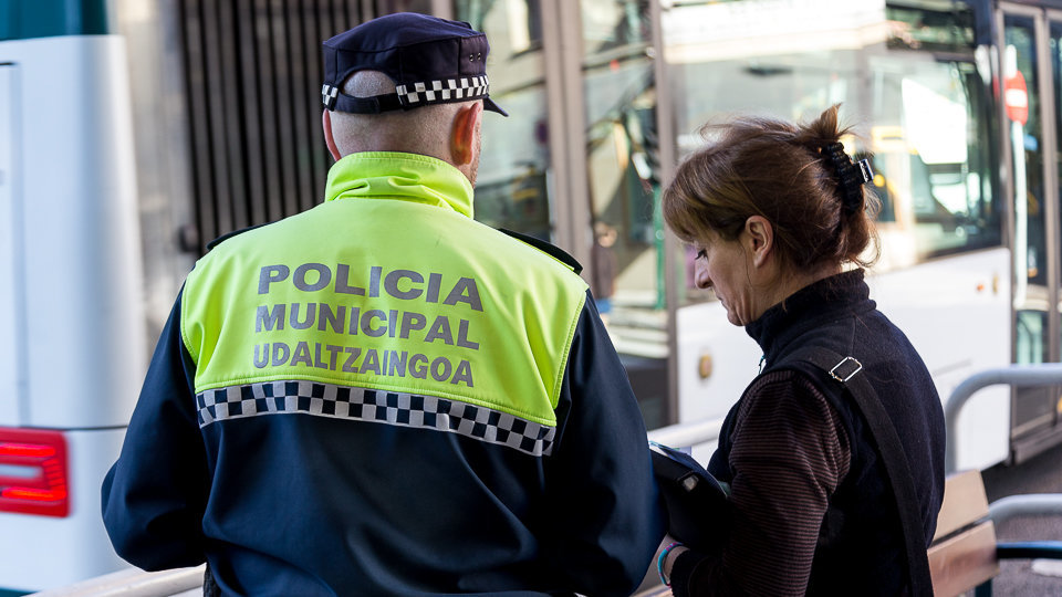 La Policía Foral y Policía Municipal de Pamplona atiende un accidente de tráfico en la Avenida Baja Navarra. IÑIGO ALZUGARAY (11)