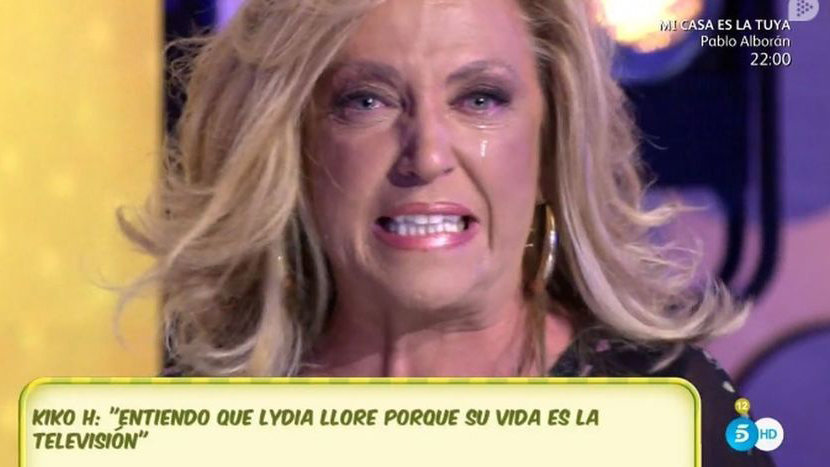 La periodista Lydia Lozano rompe a llorar al enterarse en directo que el programa Sálvame planea su despido TELECINCO