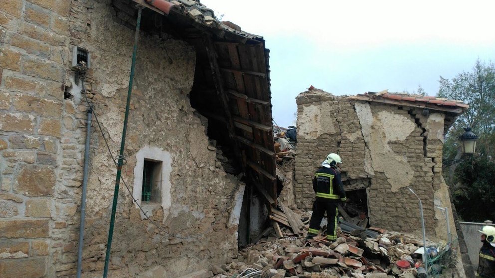 Los bomberos trabajan en la casa derrumbada en Arazuri tras producirse una explosión BOMBEROS DE NAVARRA