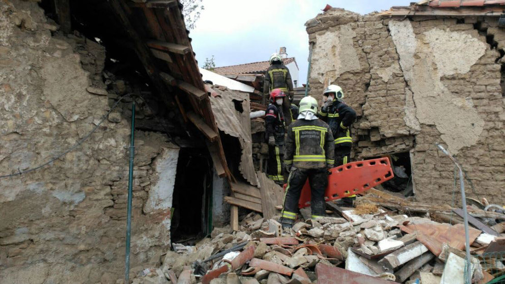 Los bomberos trabajan en la casa derrumbada en Arazuri tras producirse una explosión BOMBEROS DE NAVARRA 3