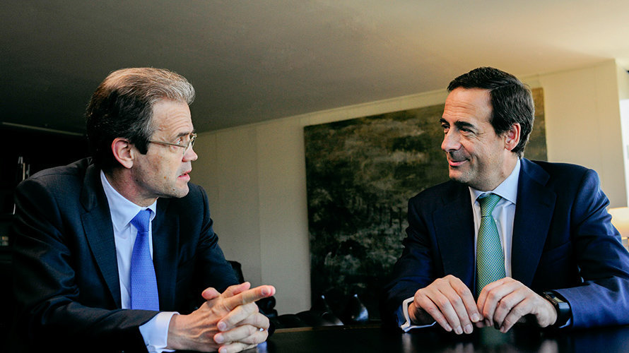 Jordi Gual, presidente de CaixaBank y Gonzalo Gortázar, consejero delegado de la entidad.