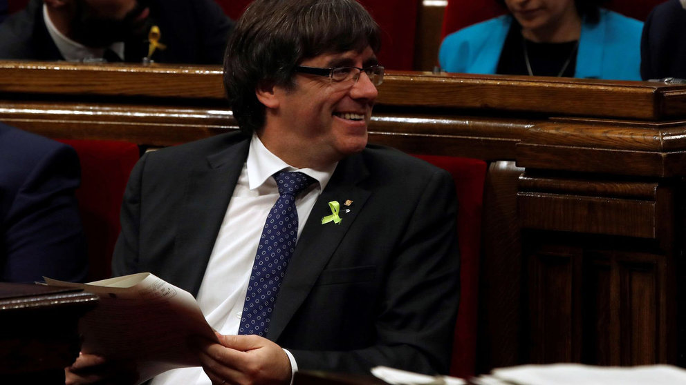 El president de la Generalitat, Carles Puigdemont, durante el pleno en el Parlament.  EFE