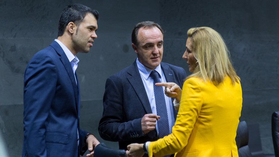 José García (PP), José Javier Esparza (UPN) y Ana Beltrán (PP) en el pleno del Parlamento de Navarra. (1). IÑIGO ALZUGARAY