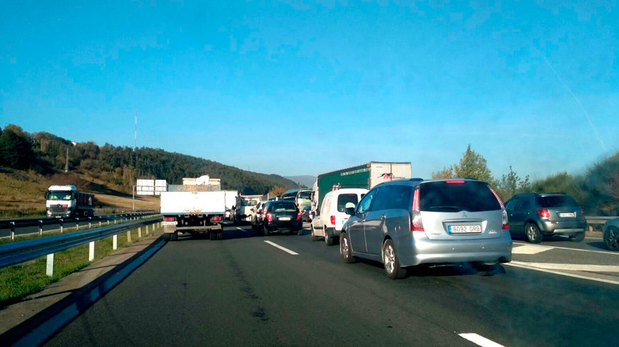 Retenciones en la autovía de Navarra como consecuencia de un accidente a la altura de Zizur. CEDIDA