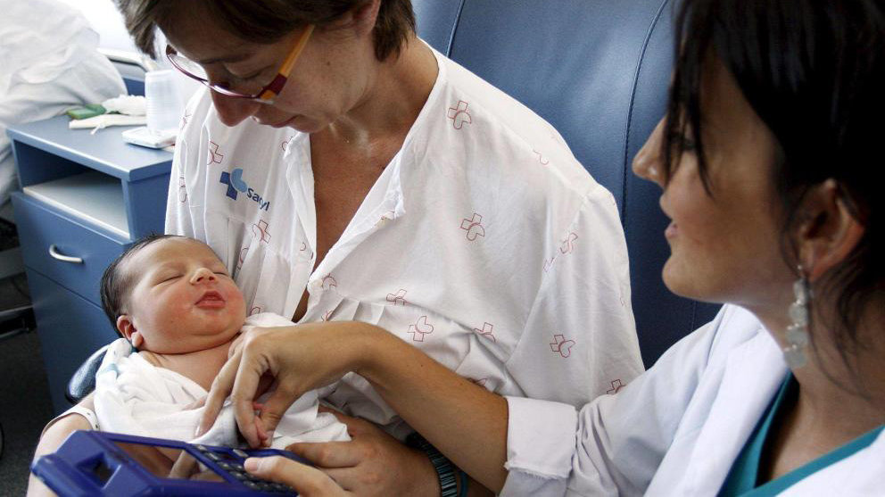 Una matrona toma en el hospital la huella dactilar de un bebé recién nacido EFE