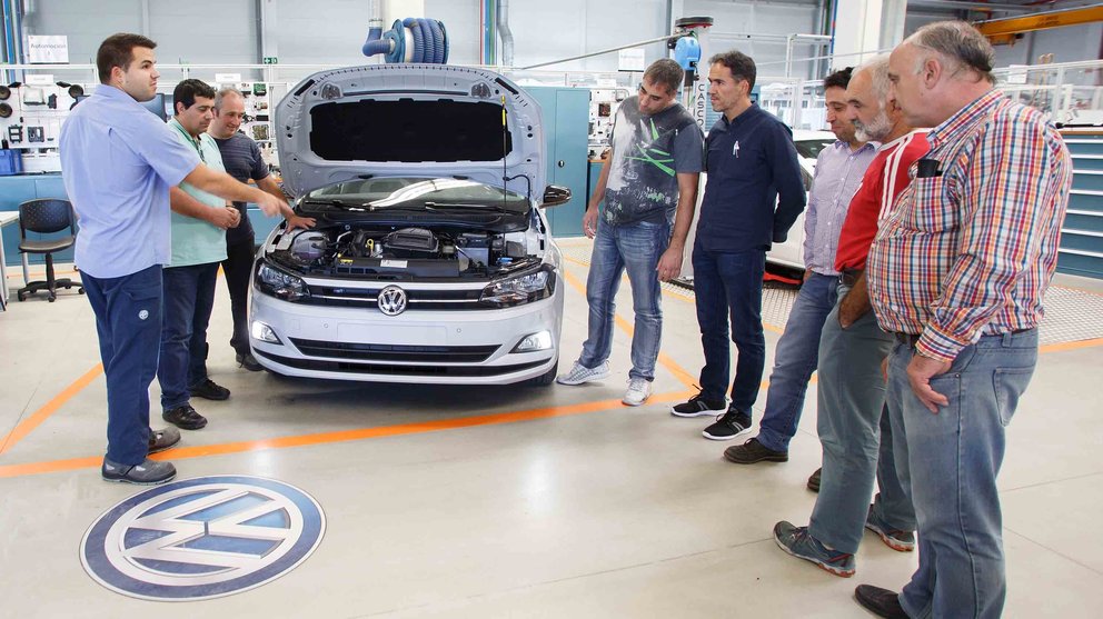 Varios de los profesores de Formación Profesional de centros navarros reciben un módulo sobre el nuevo Volkswagen Polo IMAGEN CEDIDA