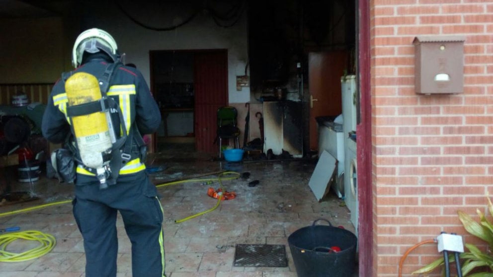 Imagen del garaje incendiado en Sartaguda por una fuga de gas BOMBEROS DE NAVARRA