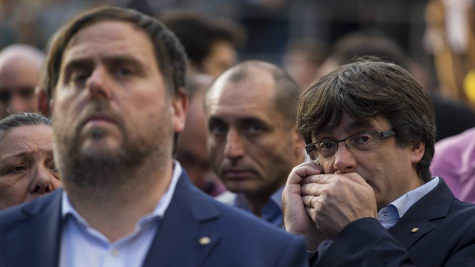 El expresident de la Generalitat de Cataluña, Carles Puigdemont, hablando por teléfono junto al exvicepresidente Junqueras EFE 2