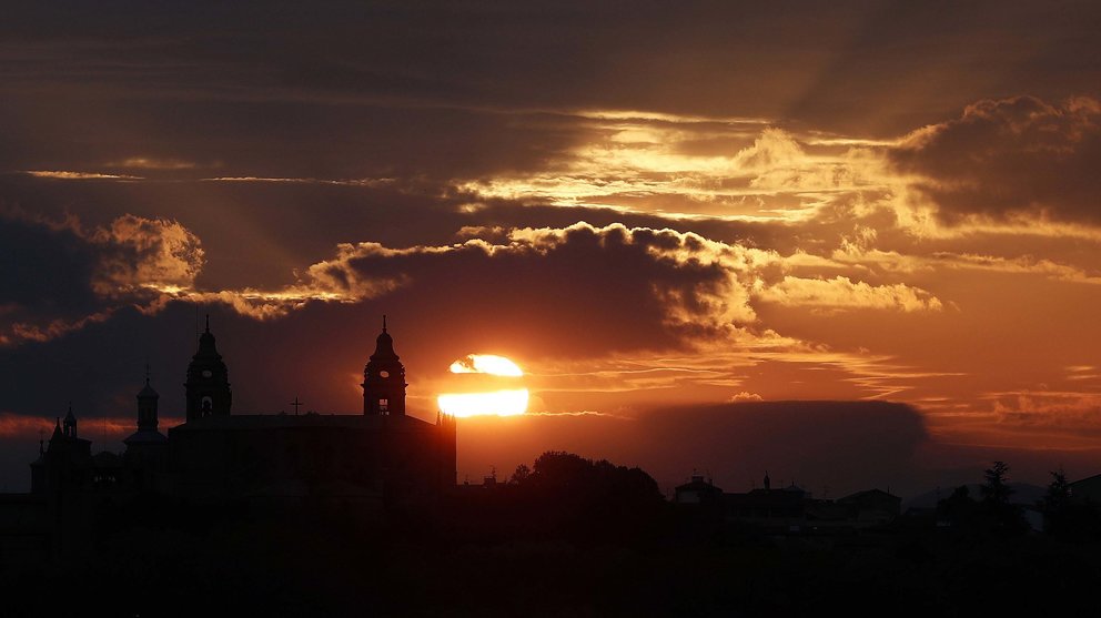 El sol se pone en Pamplona con la Catedral en primer término, en una jornada donde las temperaturas ha sido altas para el tiempo otoñal. EFE/Jesús Diges