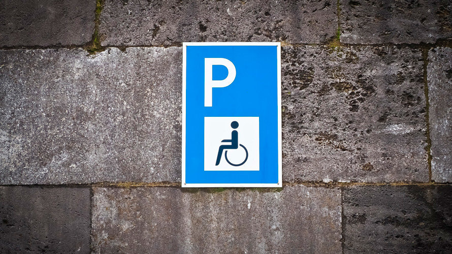 Una señal de aparcamiento para un vehículo de una persona con discapacidad. ARCHIVO